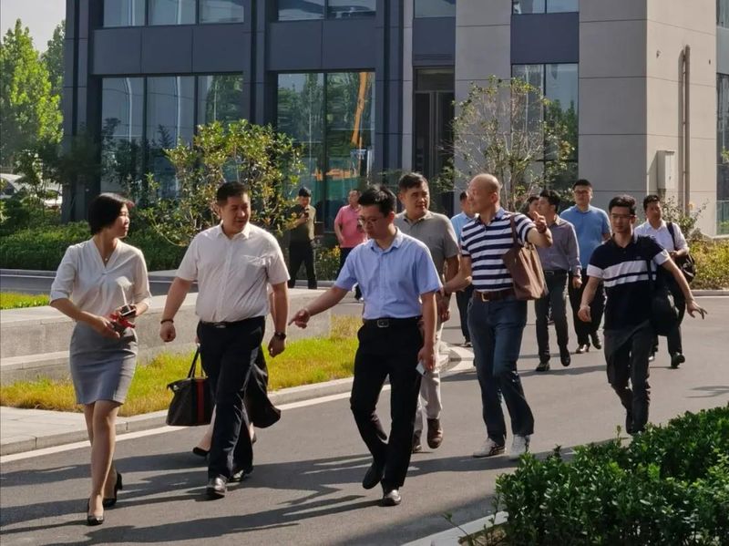 高新區(qū)服務(wù)業(yè)促進(jìn)局局長石應(yīng)、亨通光電營銷總裁江峰一行蒞臨泰投科創(chuàng)產(chǎn)業(yè)園進(jìn)行考察調(diào)研