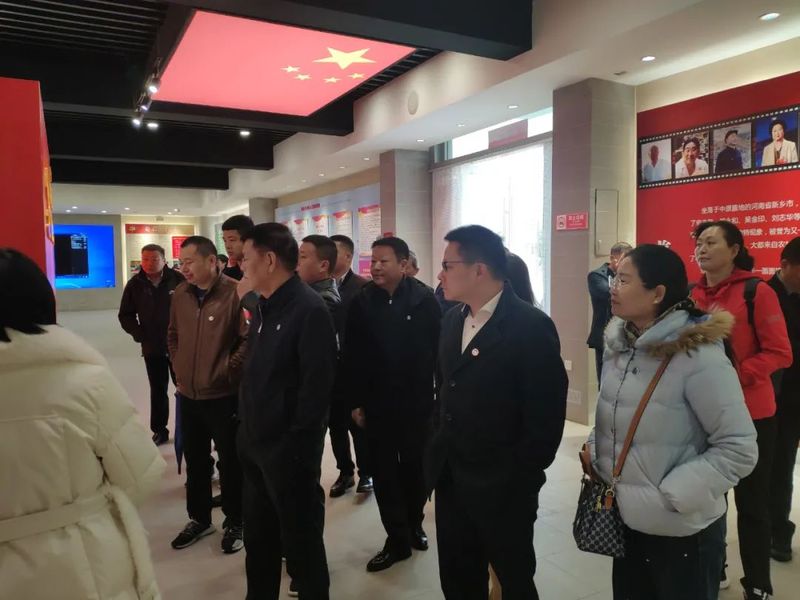 榜樣的力量?全國(guó)文明裴寨村考察學(xué)習(xí)｜學(xué)習(xí)先進(jìn)典型·汲取奮進(jìn)力量｜河南省湖北商會(huì)新鄉(xiāng)參觀學(xué)習(xí)暨第四屆二次會(huì)長(zhǎng)辦公會(huì)圓滿召開(kāi)！